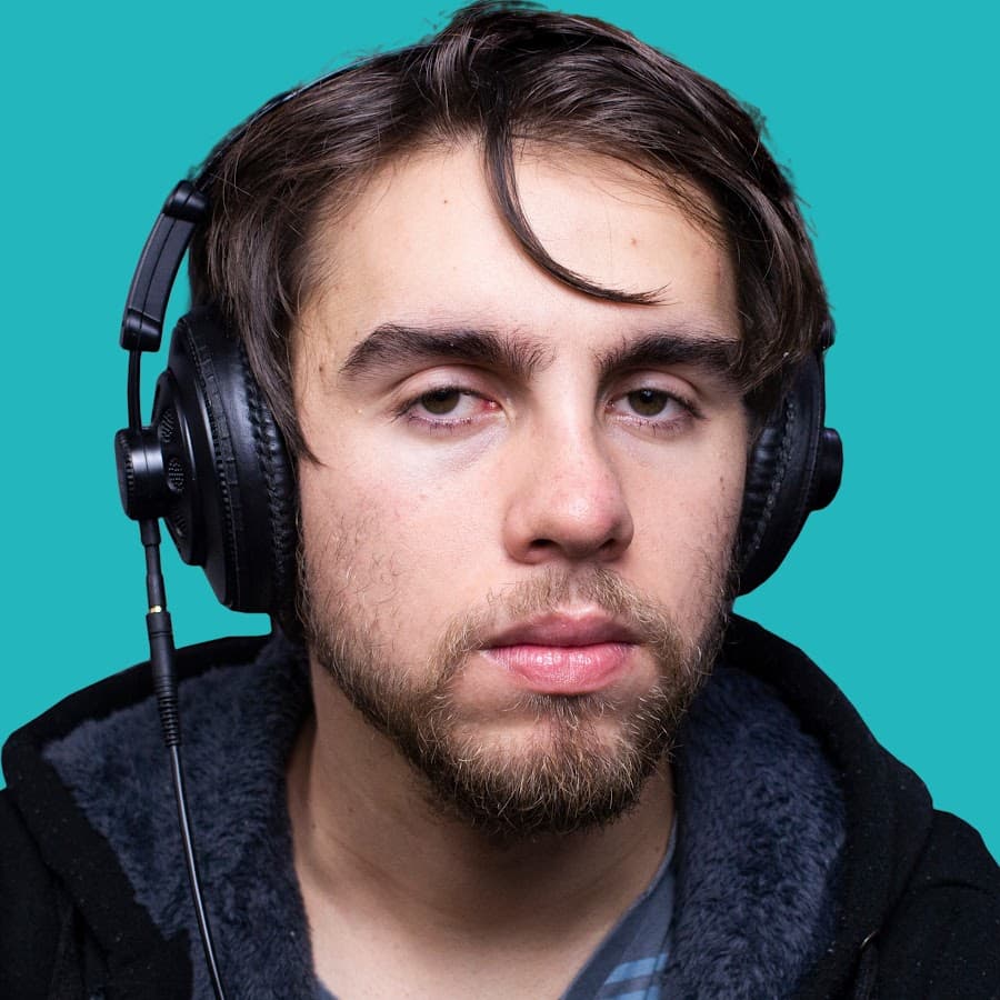 Filipe Leme, de fones de ouvido, sobre fundo azul